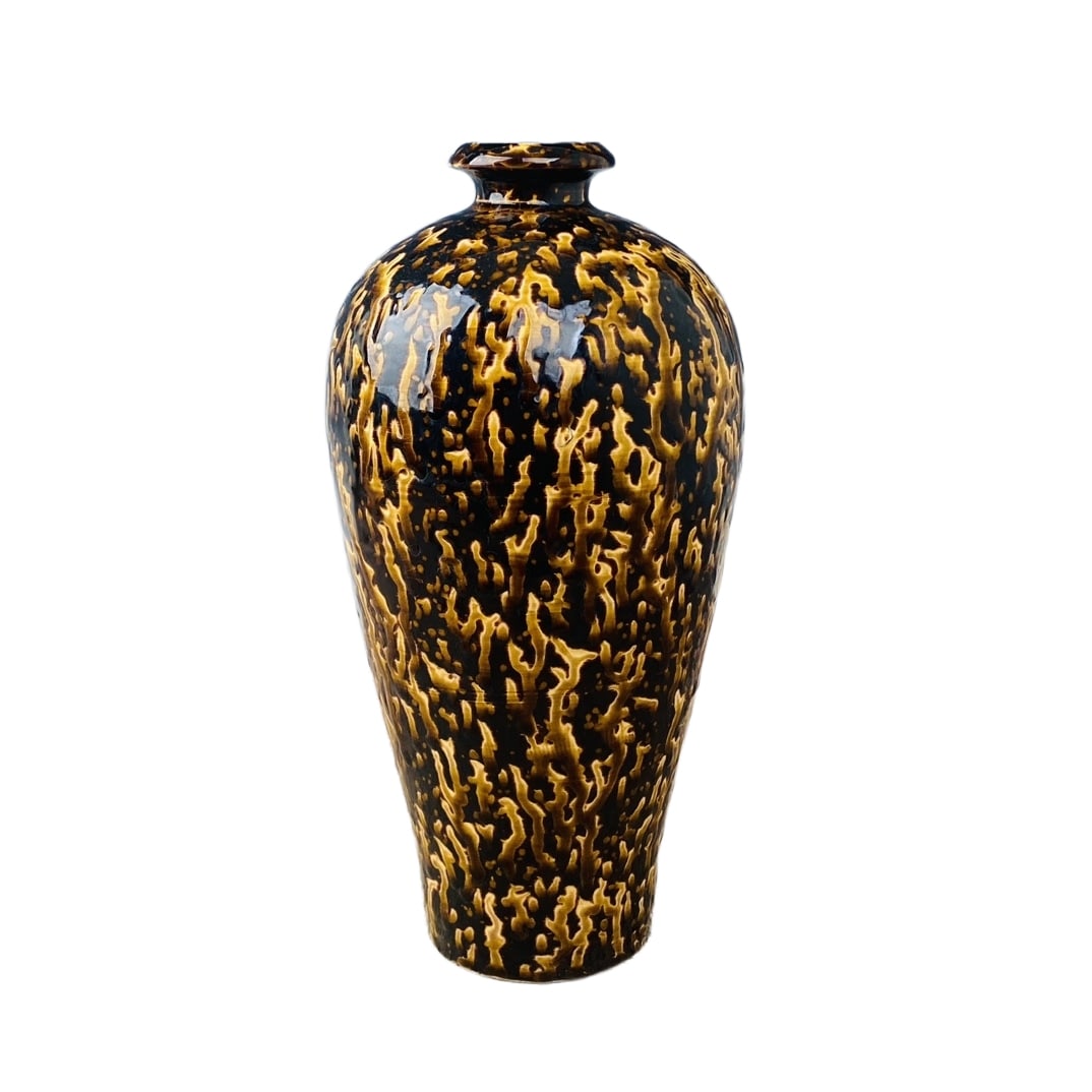 Song Dynasty Jizhou Kiln Plum Vase: During the Song Dynasty, there was a plum vase from the Jizhou Kiln, measuring 32 cm in height and 16 cm in diameter. This plum vase showcases a unique black glaze aesthetic and exquisite