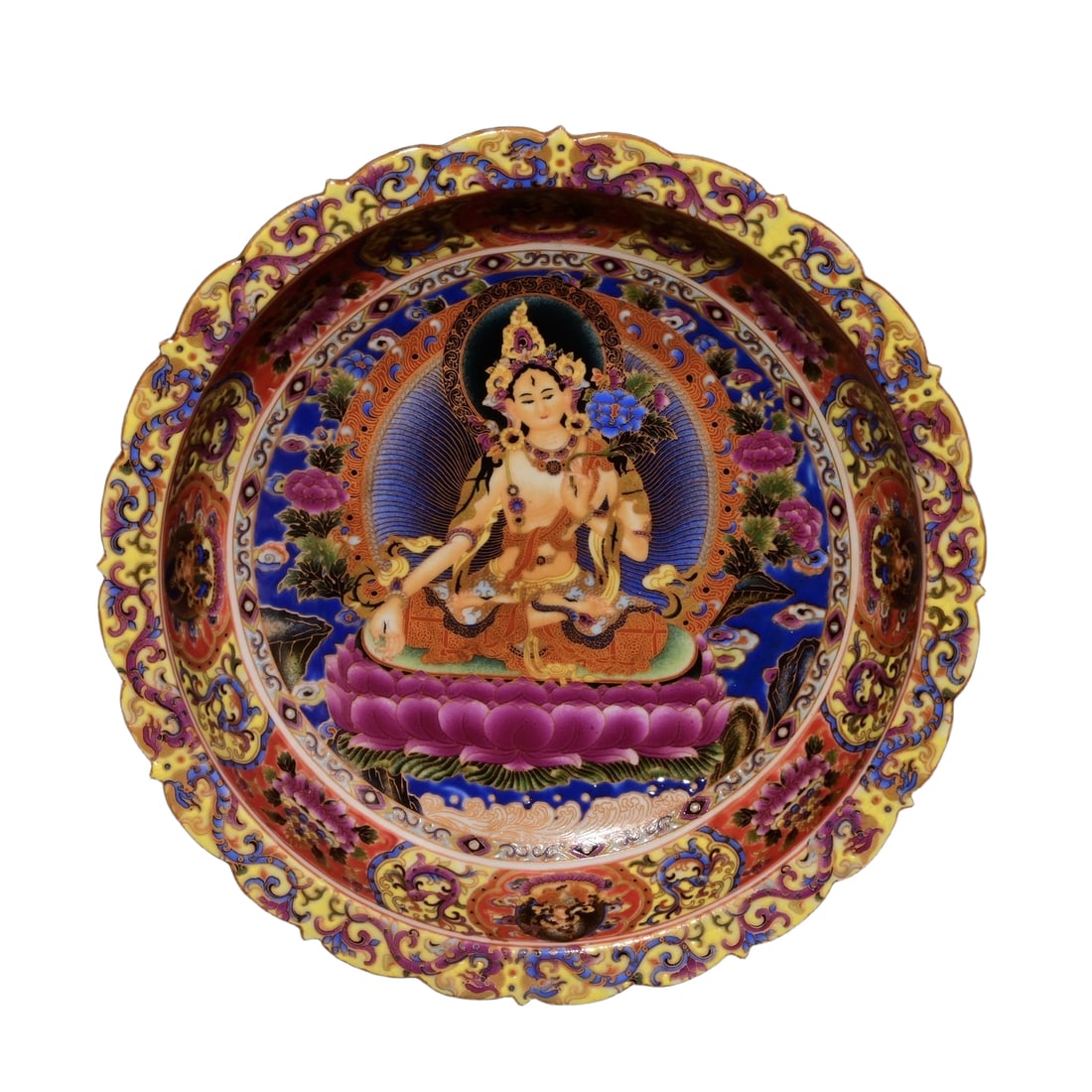 Cloisonné Thangka-patterned plate from the Qianlong period of the Qing Dynasty.: Qianlong period Famille-Rose Tangka Pattern Plate, with a height of 4.7 cm and a diameter of 22.2 cm. This plate showcases the splendid culture of the Qing Dynasty with its antique artistic style and