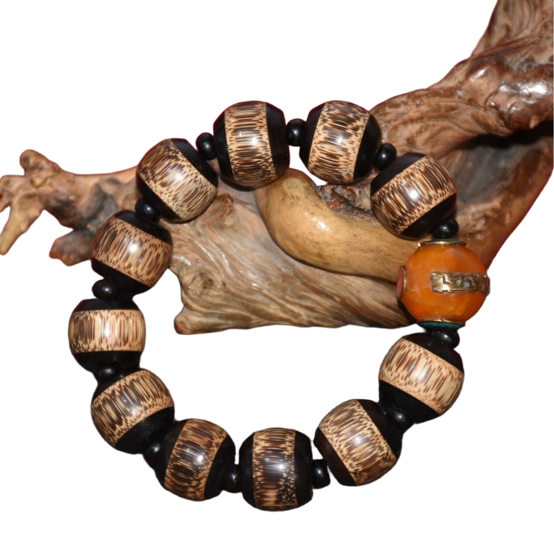 Gold silk bamboo inlaid redwood amber bracelet.: A red sandalwood and amber bracelet inlaid with golden bamboo, measuring 1.8 cm in length, 1.6 cm in width, and 1.6 cm in thickness, weighing around 37 grams. This bracelet is meticulously crafted