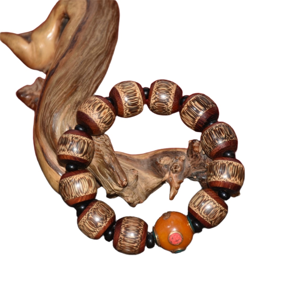 Gold silk bamboo inlaid redwood bracelet: A red sandalwood bracelet inlaid with golden silk bamboo, adorned with amber, red pine, and green pine gemstones. Each bead has a diameter of 1.8 centimeters, with a total weight of approximately 36
