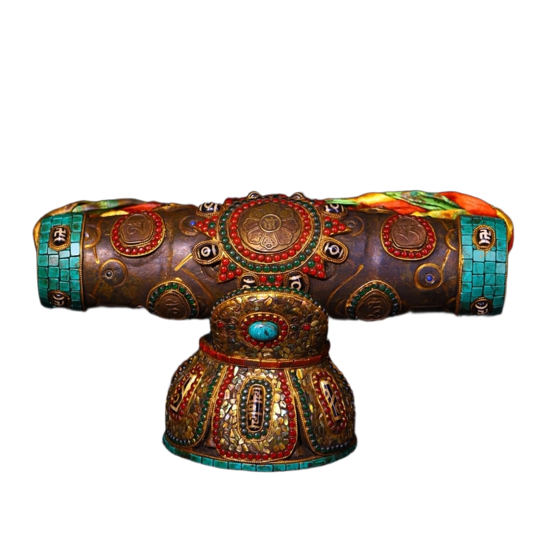 Meteorite ornament: Natural meteorite carving, inlaid with a celestial bead, overall height of 21 centimeters, width of 30 centimeters, celestial bead height of 30 centimeters, diameter of 9 centimeters, weighing approxi