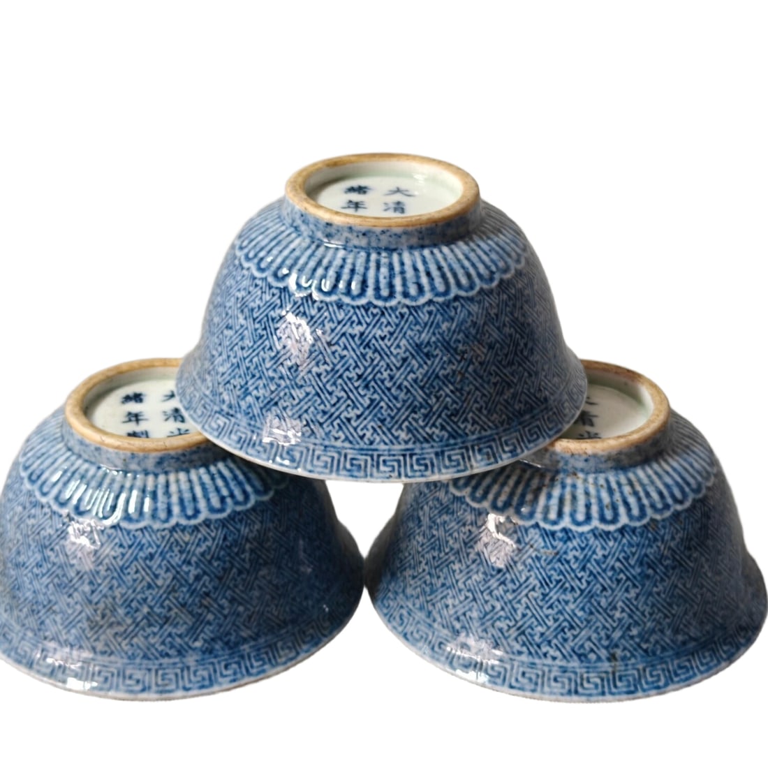 Three Qing Dynasty Guangxu period jade cups with handles.: Three Qing Dynasty Guangxu era hand-pressed cups, measuring 4.1x7.9 centimeters. These three hand-pressed cups perfectly showcase the exquisite craftsmanship and elegance of late Qing Dynasty ceramics