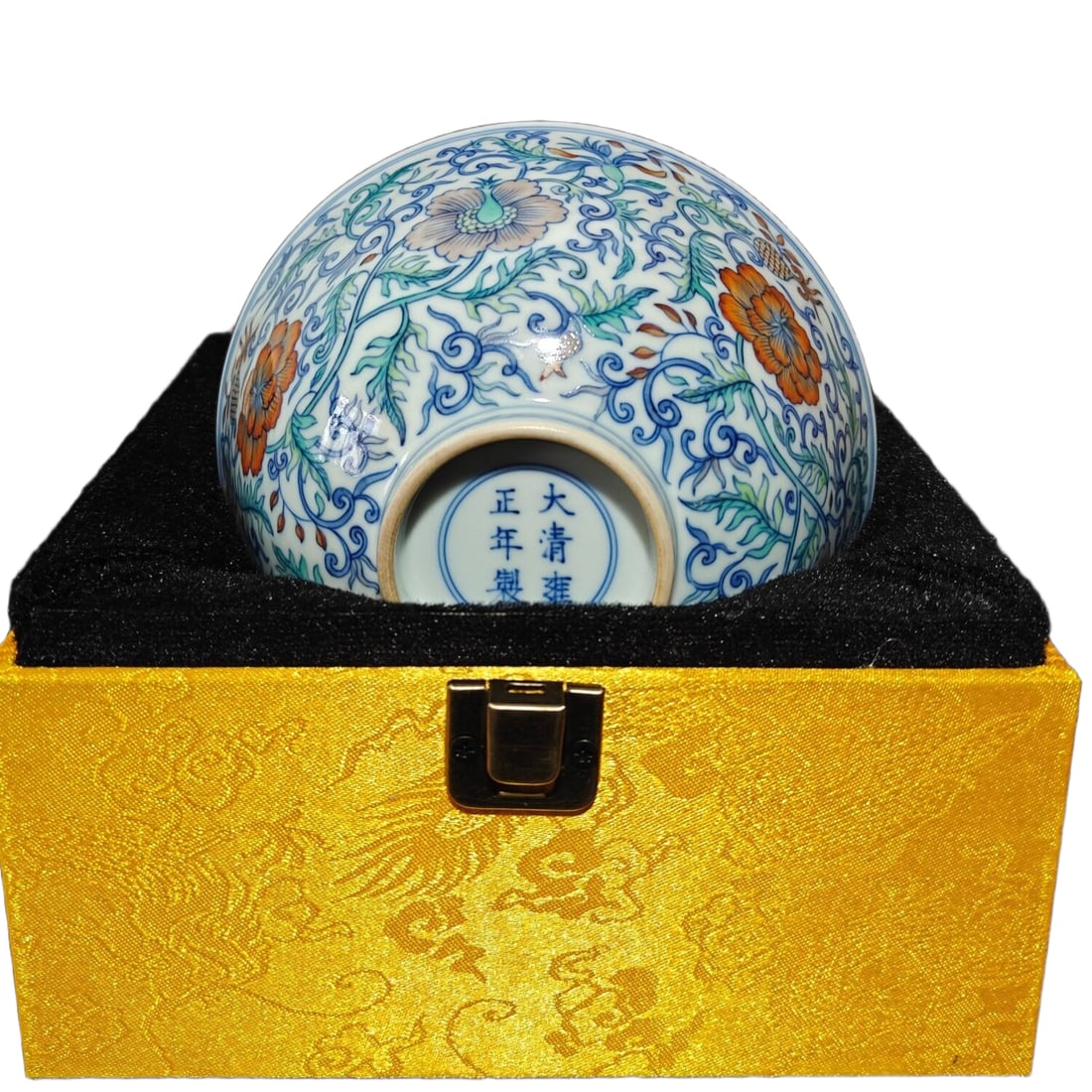 Daqing Yongzheng year Doucai large bowl: Qing Dynasty Yongzheng period Doucai large bowl, with a diameter of 7.2x14.5 centimeters. Its lines are smooth, colors vibrant, full of classical artistic charm, embodying deep historical significance