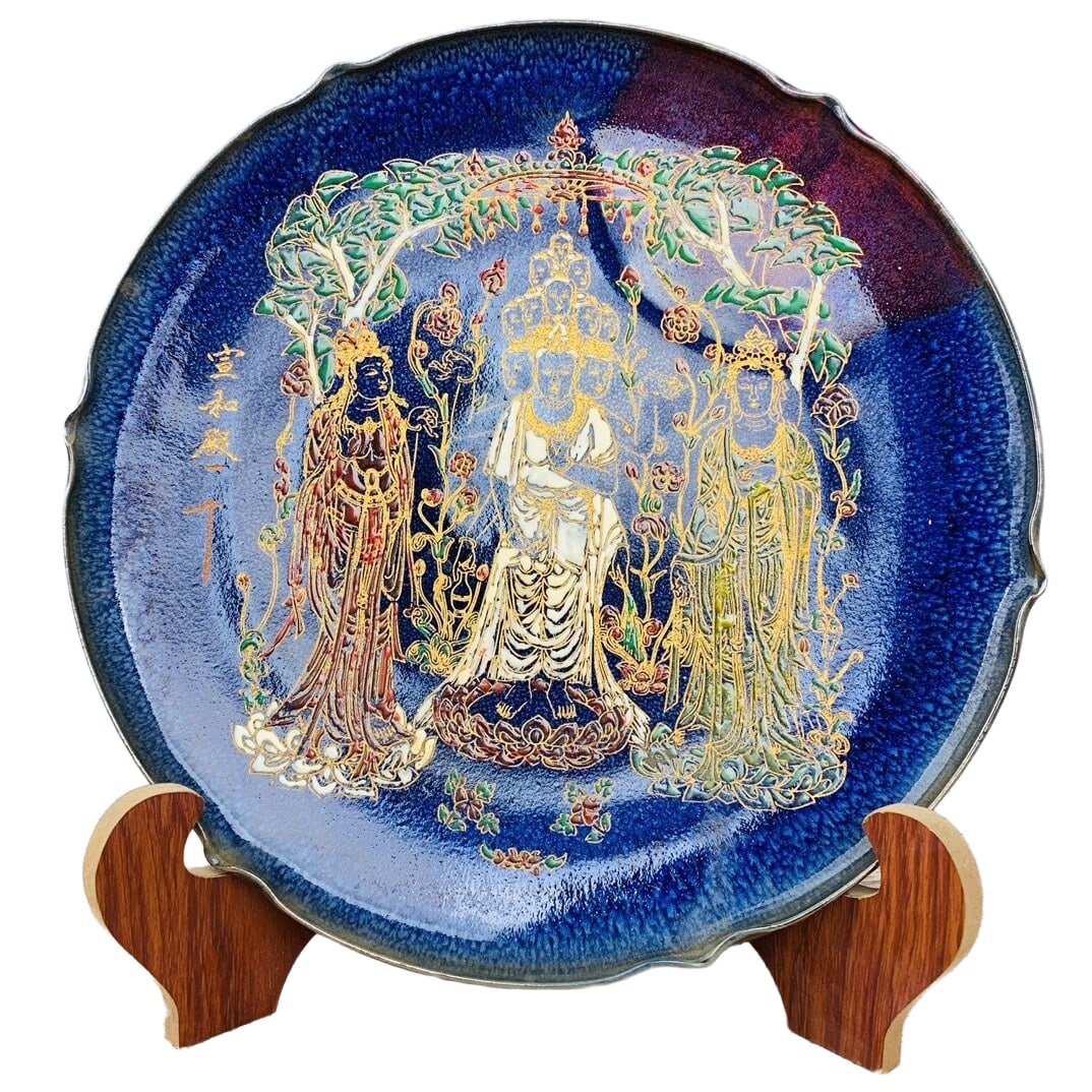 Song Jun kiln night light colored gilt engraved poetry plate: This is a Song Dynasty Jun kiln plate with night light, colored with gilt and engraved with poetry. The plate is 4 centimeters high and has a diameter of 31 centimeters. The shape of the plate is simp