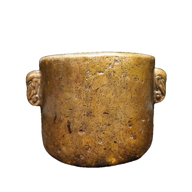 Qing Dynasty pure copper incense burner with double elephant-shaped handles.: Qing Dynasty copper incense burner with double elephant-shaped handles, made entirely by hand with exquisite craftsmanship, delicate to the touch, aged patina, rich patina, well-preserved, measuring