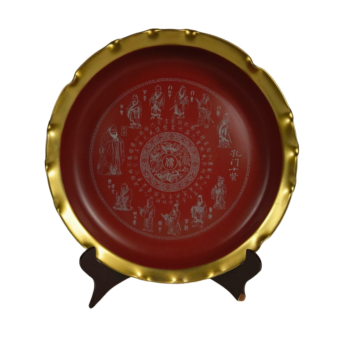 Embossed golden flower plate: Embossed golden flower plate, handmade, well-shaped, flawless, excellent for collection, with a diameter of 32 centimeters and a height of 5 centimeters.