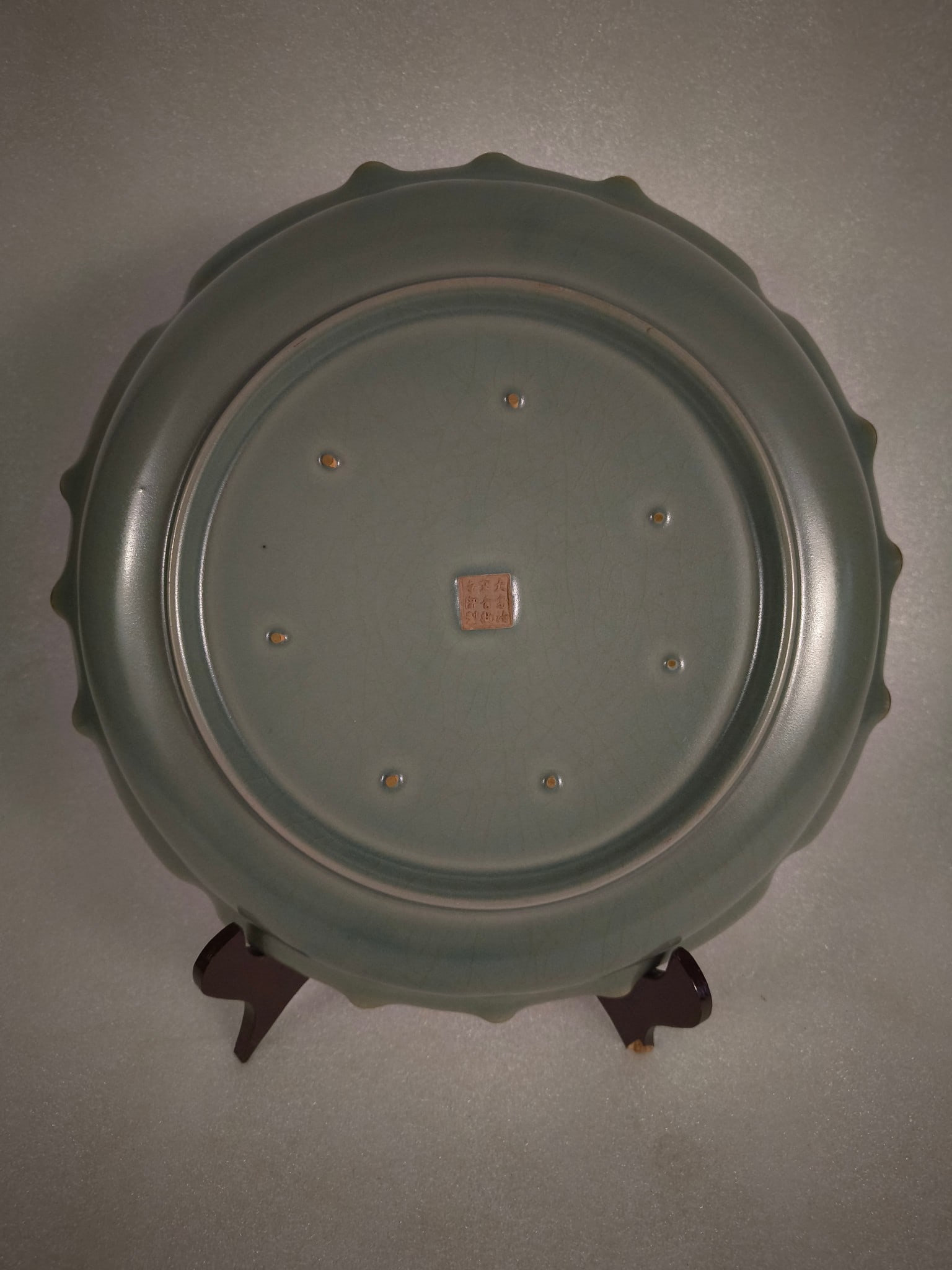 Embossed golden flower plate - 4