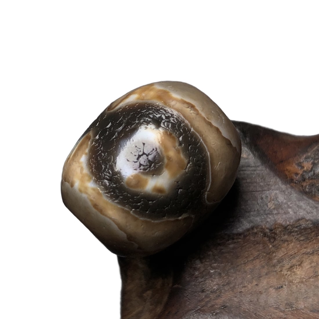 Natural agate three-eyed dzi bead: Three-eyed Dzi beadSize: 19x17 millimeters Weight: 8.6 grams