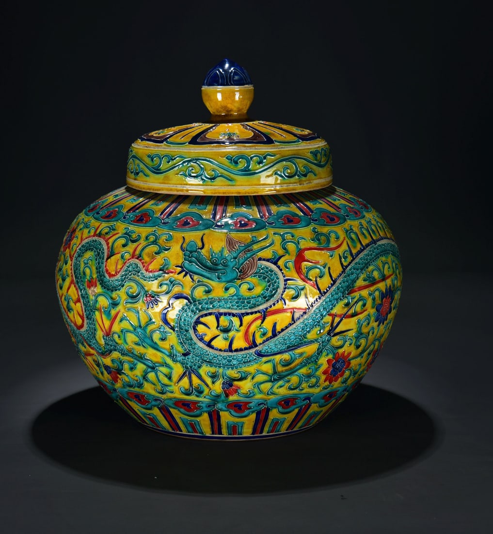 Ming Dynasty polychrome dragon-patterned covered jar - 2
