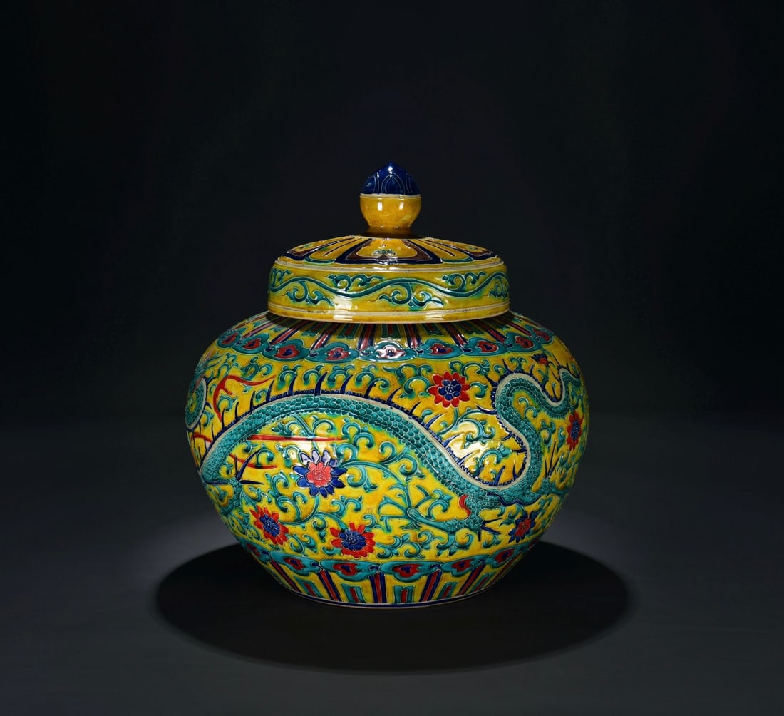 Ming Dynasty polychrome dragon-patterned covered jar - 3
