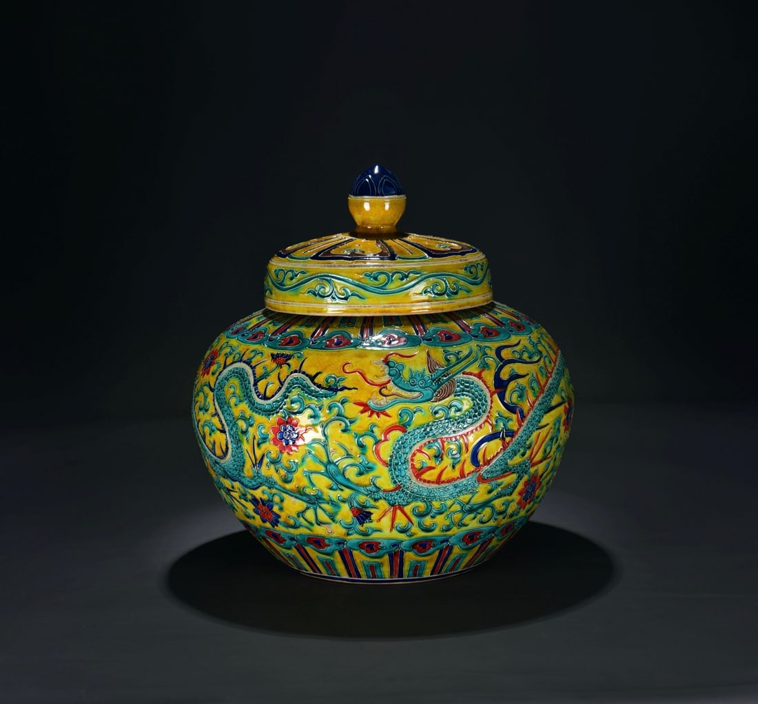 Ming Dynasty polychrome dragon-patterned covered jar - 4
