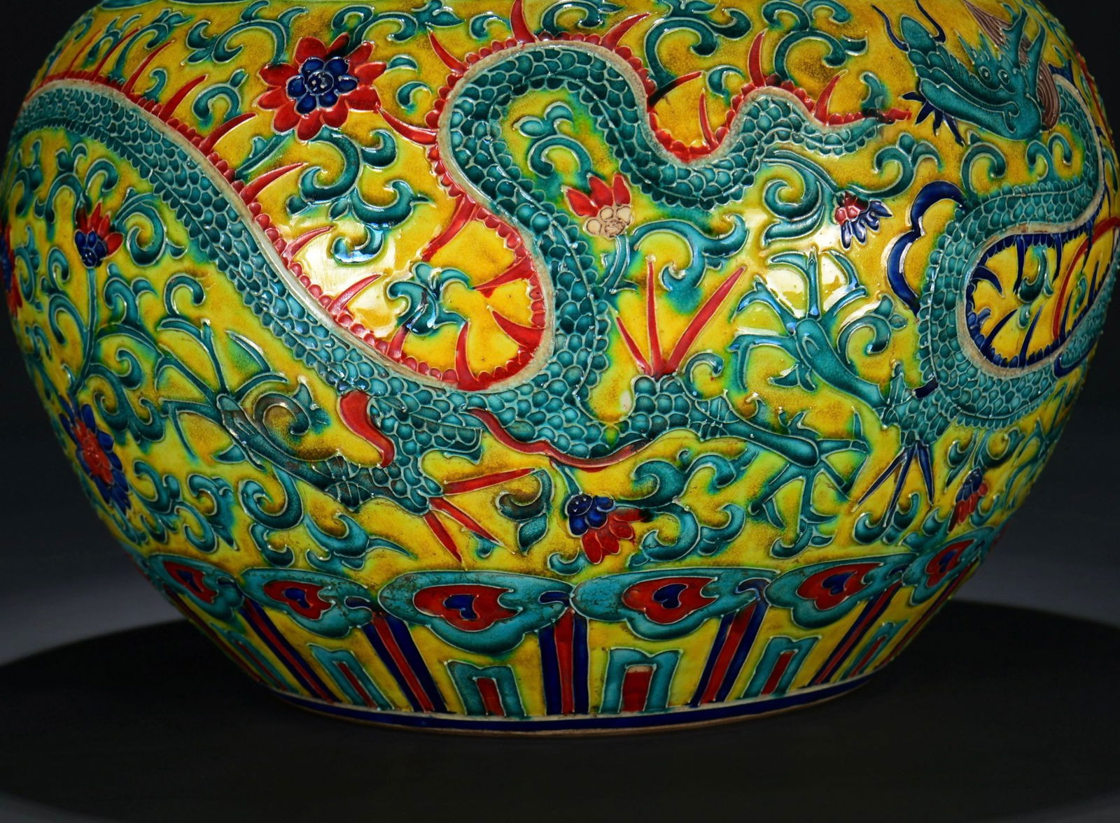 Ming Dynasty polychrome dragon-patterned covered jar - 8