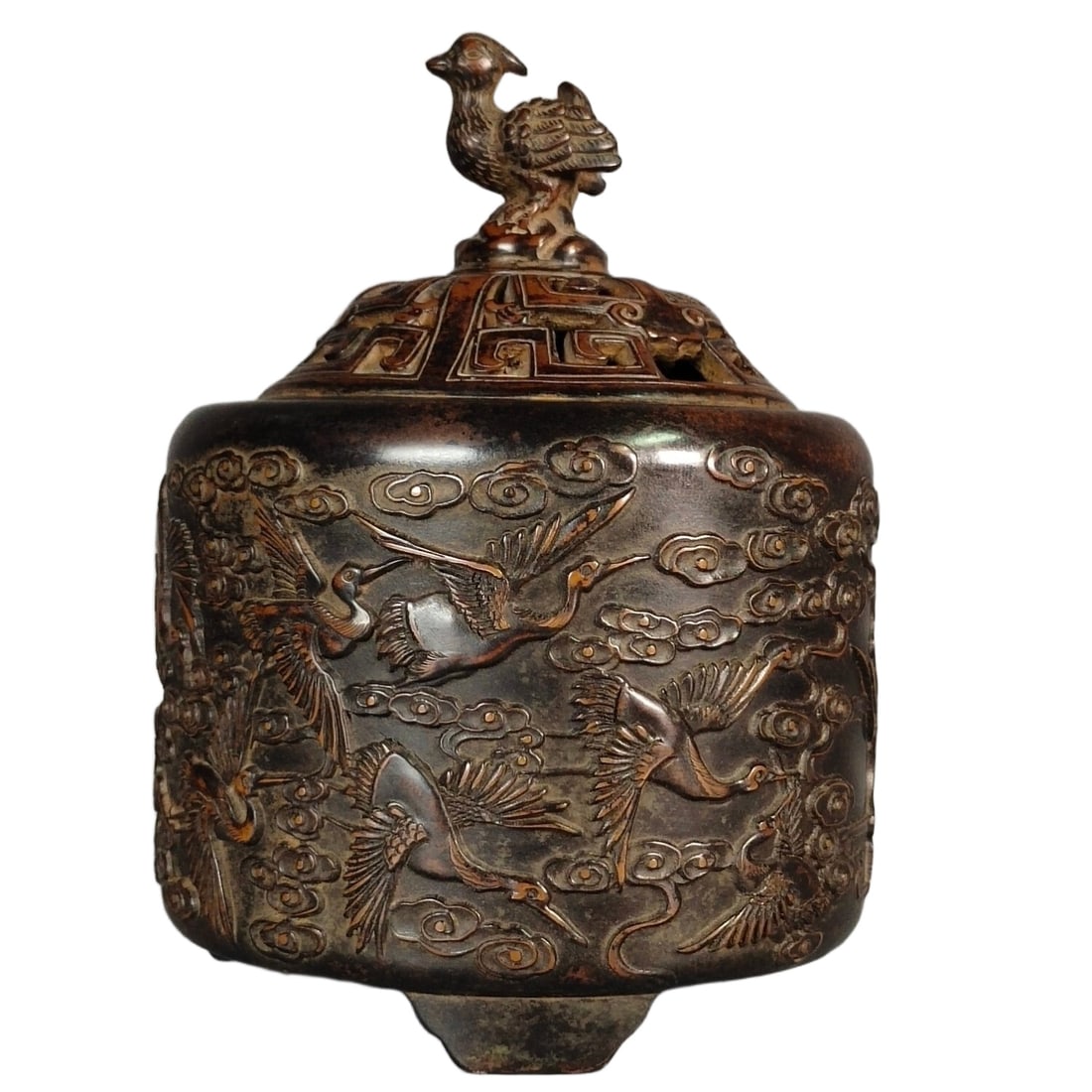Purple copper relief crane incense burner: Purple copper incense burner with embossed crane design, with a diameter of 14 centimeters, a height of 18 centimeters, and weighing 3096 grams.