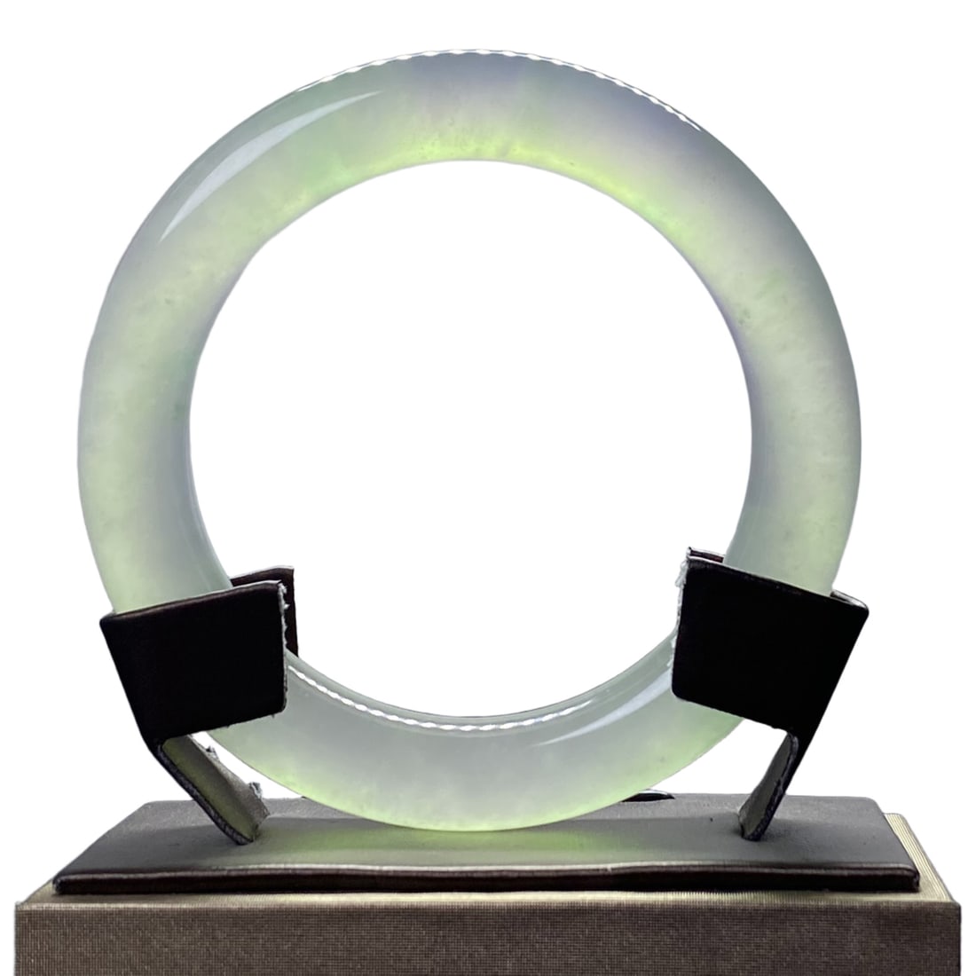 jadeite bracelet: This high-quality ice-type white jadeite bracelet has an inner diameter of 60mm and weighs 86.6 grams, exuding a charming historical aura. Its icy translucent jade reflects the superb craftsmanship an