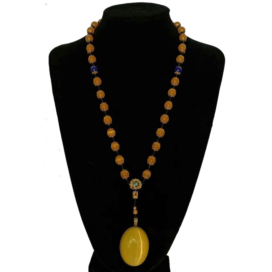 Qing Dynasty old cat's eye necklace: This Qing Dynasty cat's eye necklace presents a unique ancient charm with its exquisite craftsmanship. The cat's eye gemstone on the necklace shines with a fascinating luster under the light, showcasi