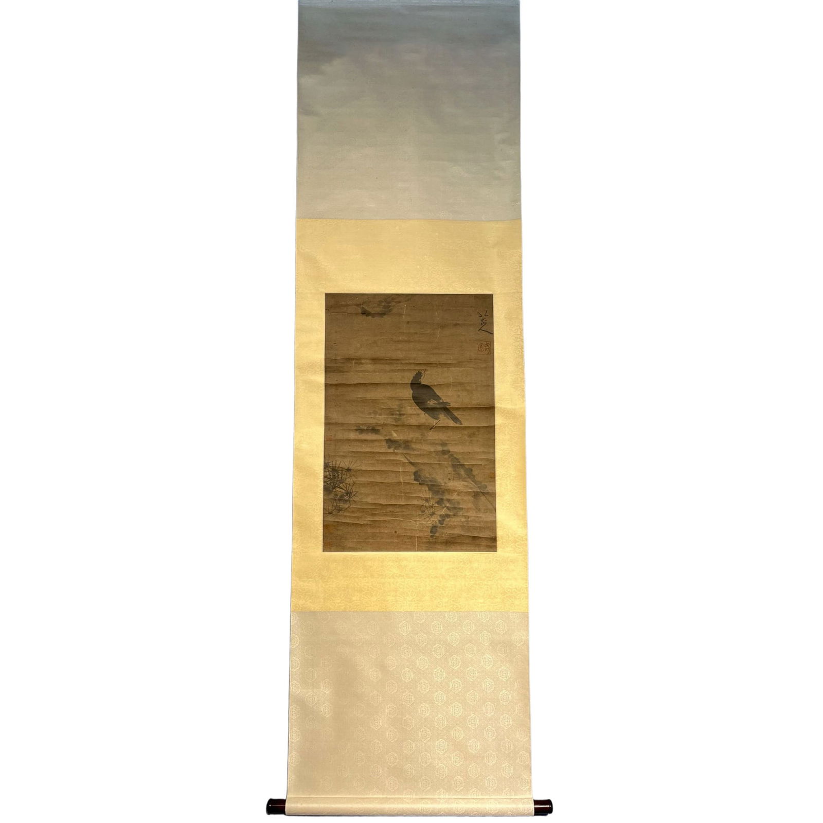 Zhu Da's painting of flowers and birds on a standing scroll: Zhu Da's painting of flowers and birds on a standing scroll has dimensions of 67/45 centimeters. Zhu Da (1626-approximately 1705), also known as Zhong Suo, styled himself Xuege, with the pseudonym Bad