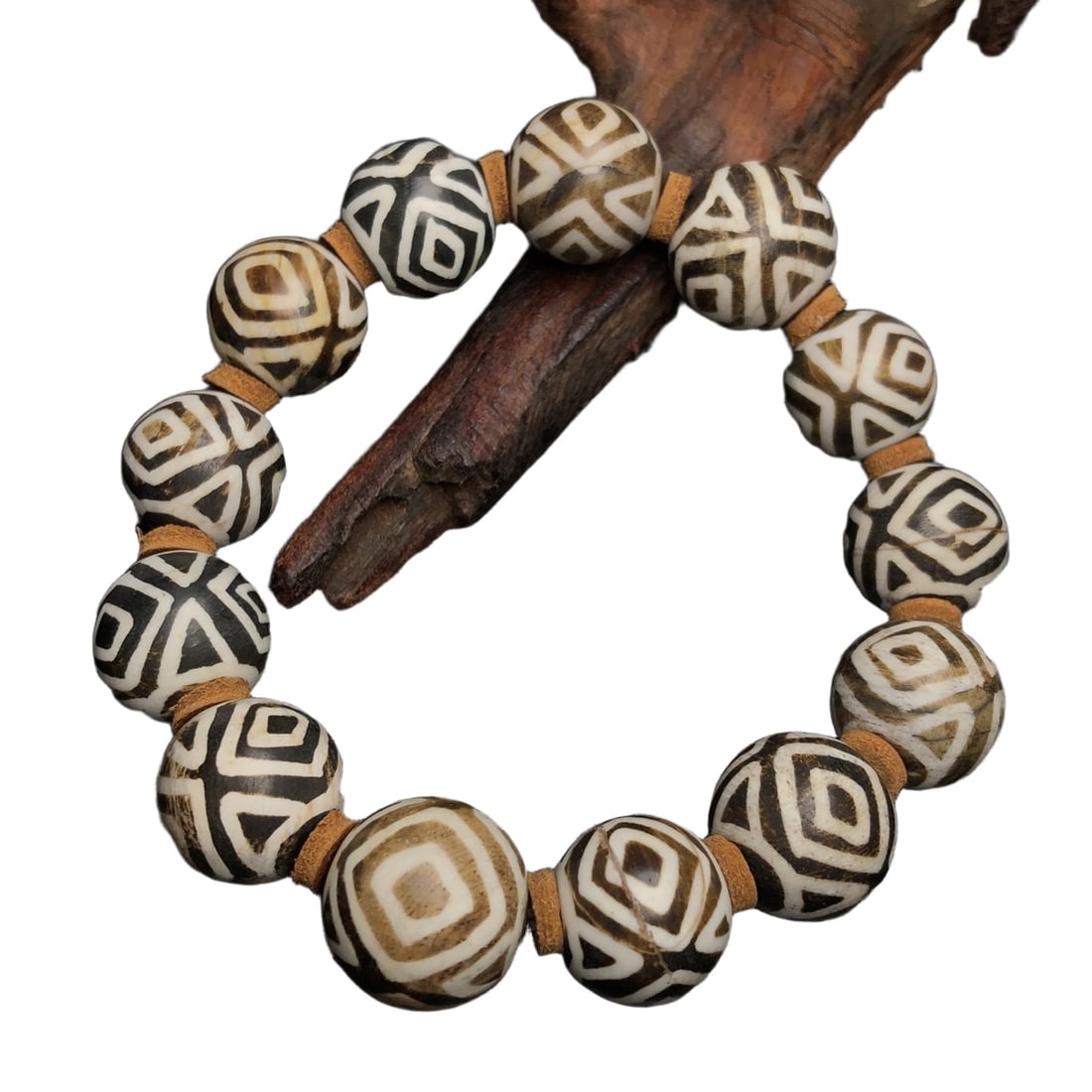 Natural agate inlaid petrified wood bead bracelet: Natural agate inlaid wood fossil prayer beads bracelet, size approximately: 15mm x 13 beads.