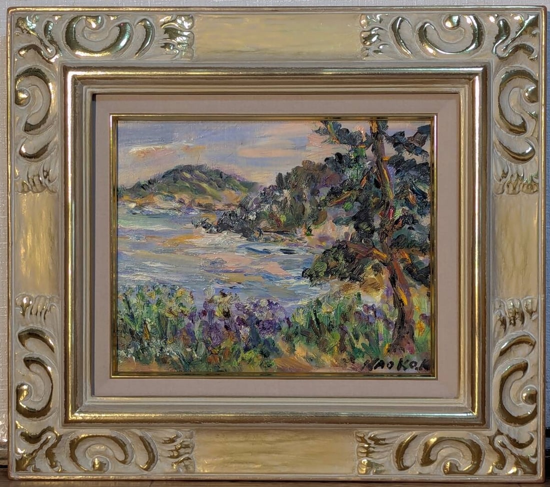 Naoko Kato Distant View of Oshima Oil on Canvas (No.3) – Impressionistic Coastal Landscape: An original oil painting (No.3 size) by Naoko Kato, titled Distant View of Oshima . This work depicts a vibrant spring coastal scene with a flower-filled cape extending into the sea. The sunlight illu