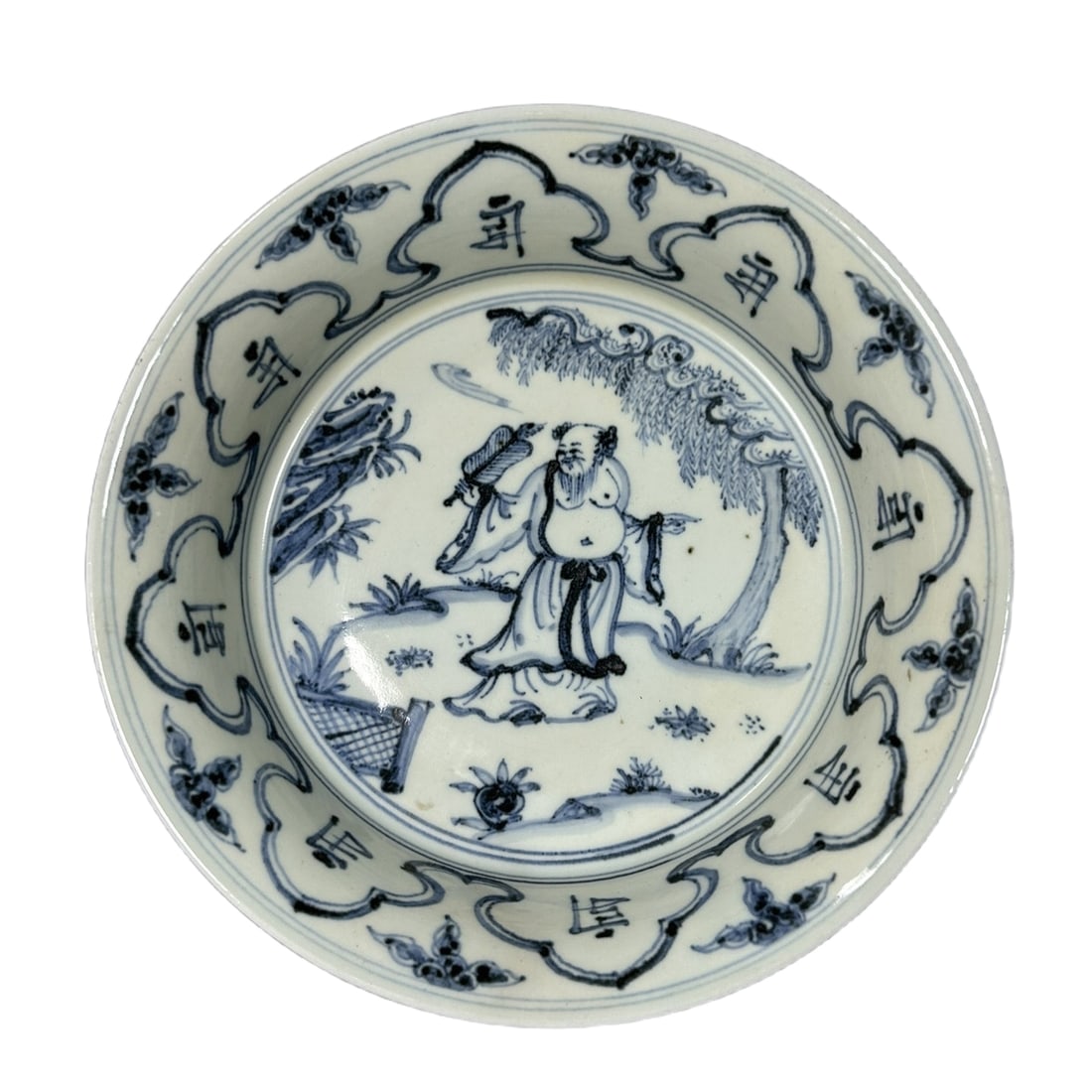 Ming Dynasty blue and white porcelain plate with figures.: This Ming Dynasty blue and white porcelain plate features a folded rim with a diameter of 22.5 centimeters. The rim is divided by folded lines, creating an elegant and unique design. In the center, th