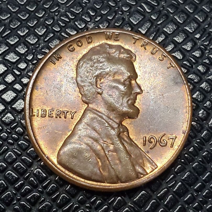 A 1967 American Lincoln 1 cent coin in excellent condition. (1 of 9)
