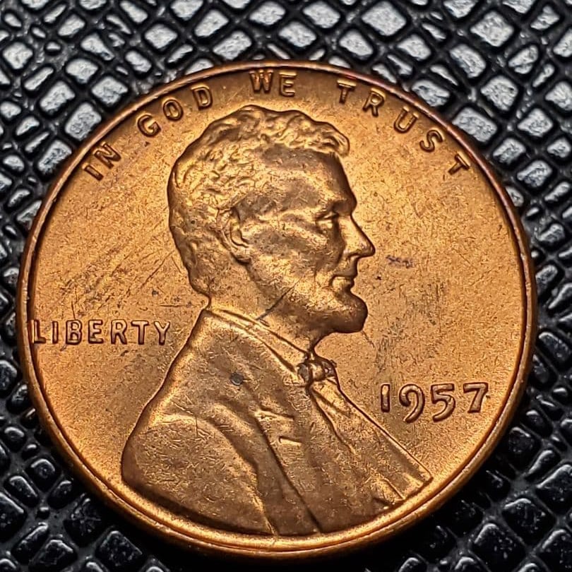 A 1957 American Lincoln 1 cent coin in excellent condition. (1 of 14)