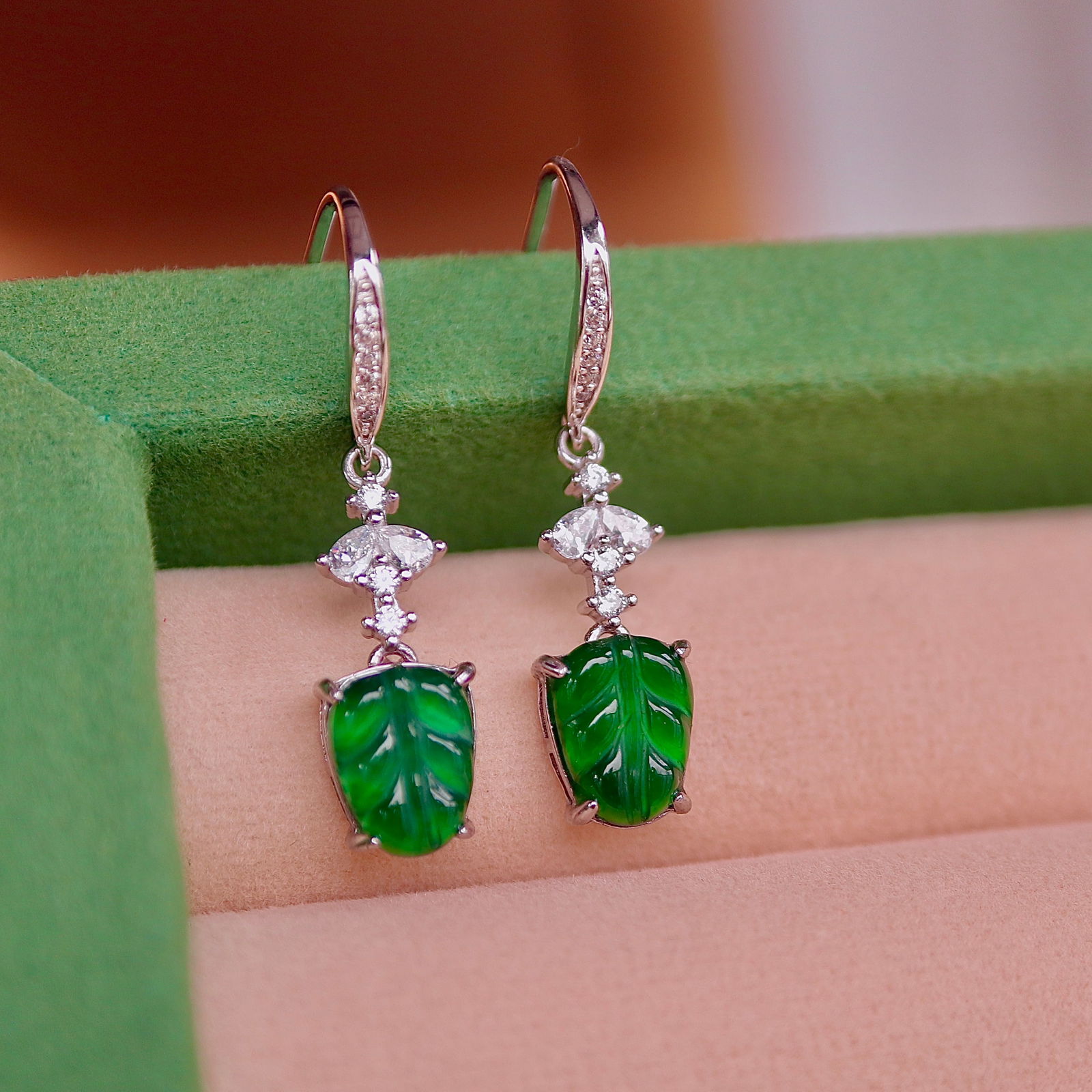S925 pure silver natural jadeite earrings: These earrings feature natural jadeite leaves, each showcasing a sunny green color, perfectly capturing the beauty of nature. The meticulously crafted jade is set in S925 sterling silver, offering a c