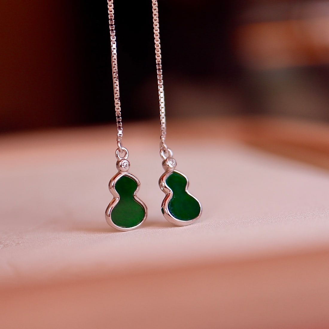S925 pure silver natural jadeite gourd ear thread: This exquisite ear thread features a design inspired by natural jadeite gourds, showcasing an elegant essence. The jade displays a rich green color, emitting a charming luster that is both classic and