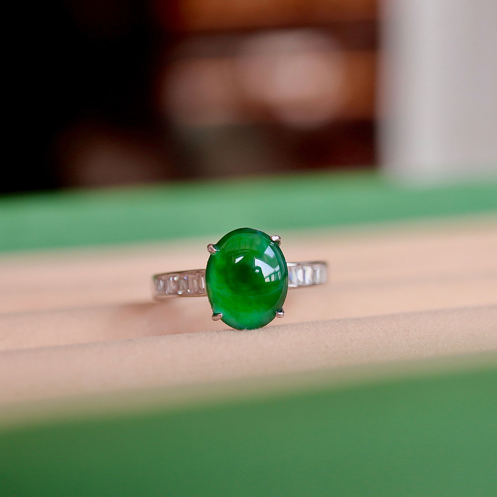 S925 pure silver natural jadeite ring: This S925 sterling silver ring showcases the charming allure of natural jadeite, with a serene and elegant icy green color. The approximately 9mm gemstone is cleverly set in the ring, highlighting its