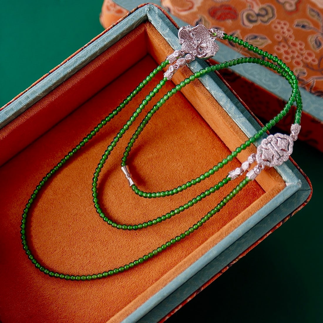 925 silver natural jadeite necklace: This necklace showcases the captivating sun green color of natural Type A jadeite, with exquisite craftsmanship highlighting its superior clarity and delicate texture. The double-layer design adds dep