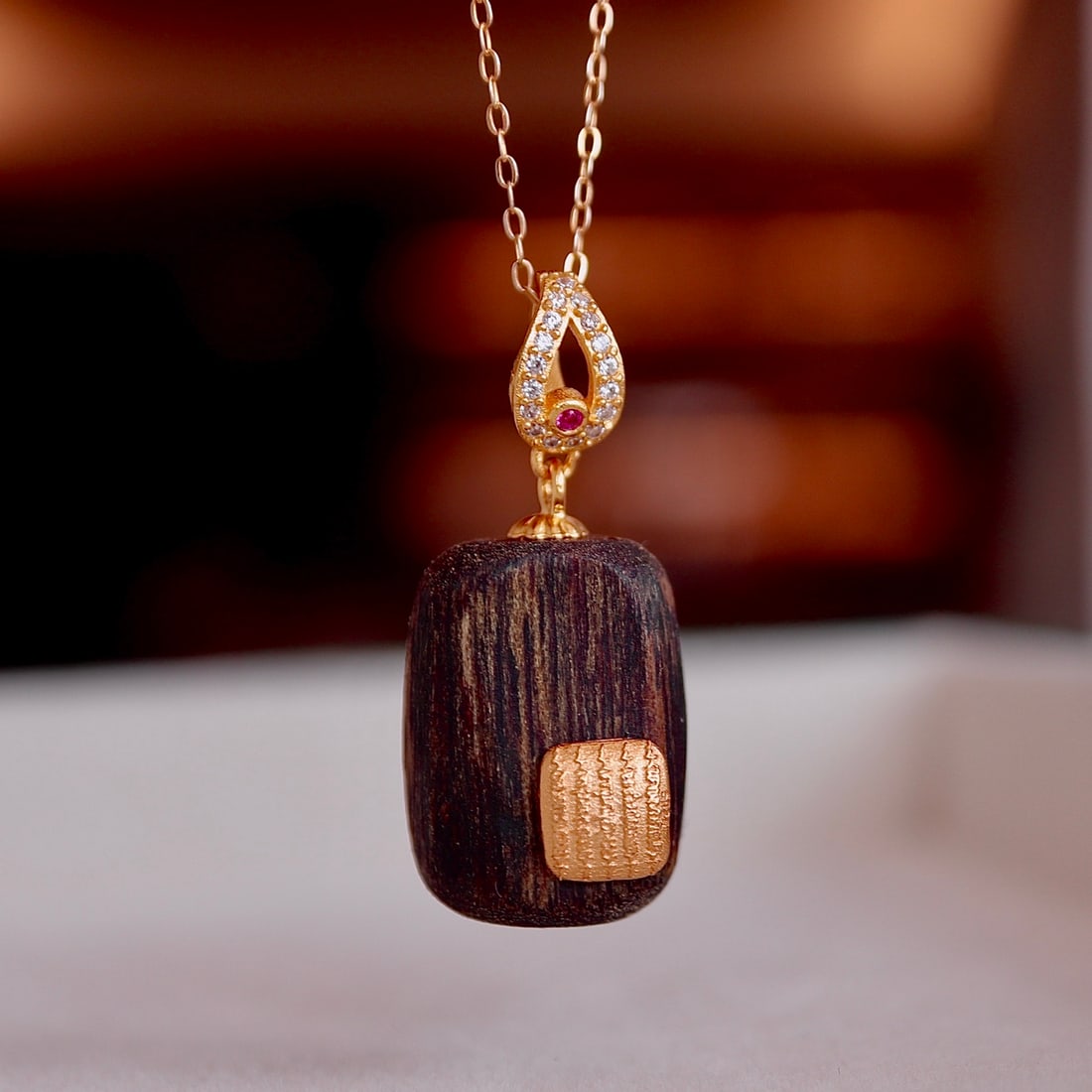 S925 silver natural agarwood pendant: This pendant is made of S925 silver, with a natural agarwood inlaid in the center, known for its rich and complex aroma. The overall size of the pendant is approximately 30x15mm, showcasing exquisite