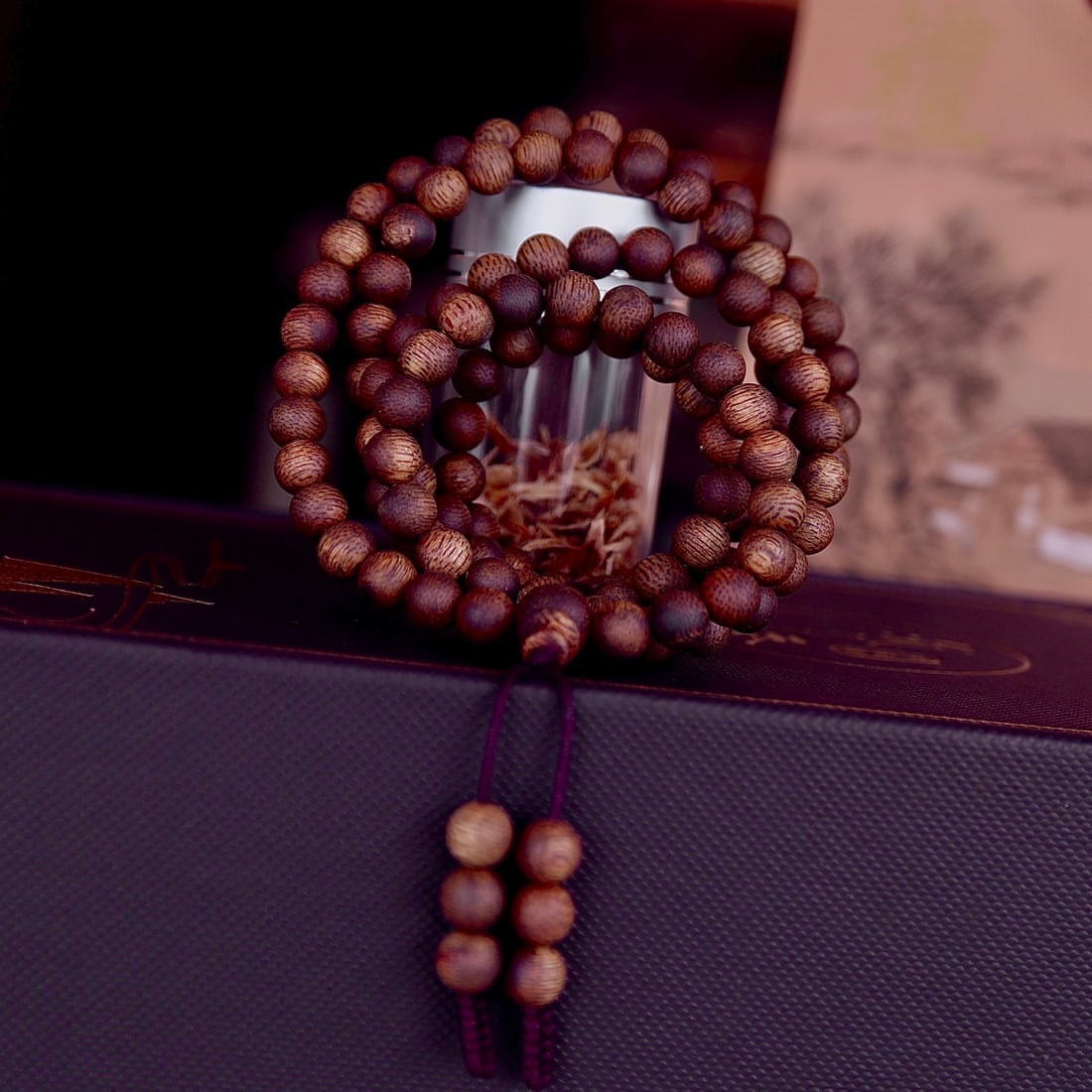 Natural agarwood bracelet: Natural agarwood bracelet, approximately 6mm beads, approximately 10-11 grams, high oil content, well-crafted. The scent of agarwood is sweet and long-lasting, with slight variations in fragrance at d