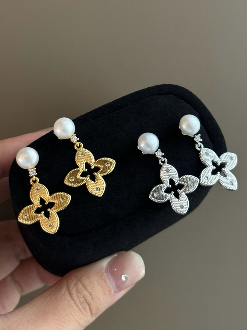Sterling silver natural freshwater pearl earrings: These earrings are designed in the shape of a classic four-leaf clover, combined with vintage hollow-out craftsmanship, with delicate and smooth lines, exquisite and elegant. The embellishment of natu