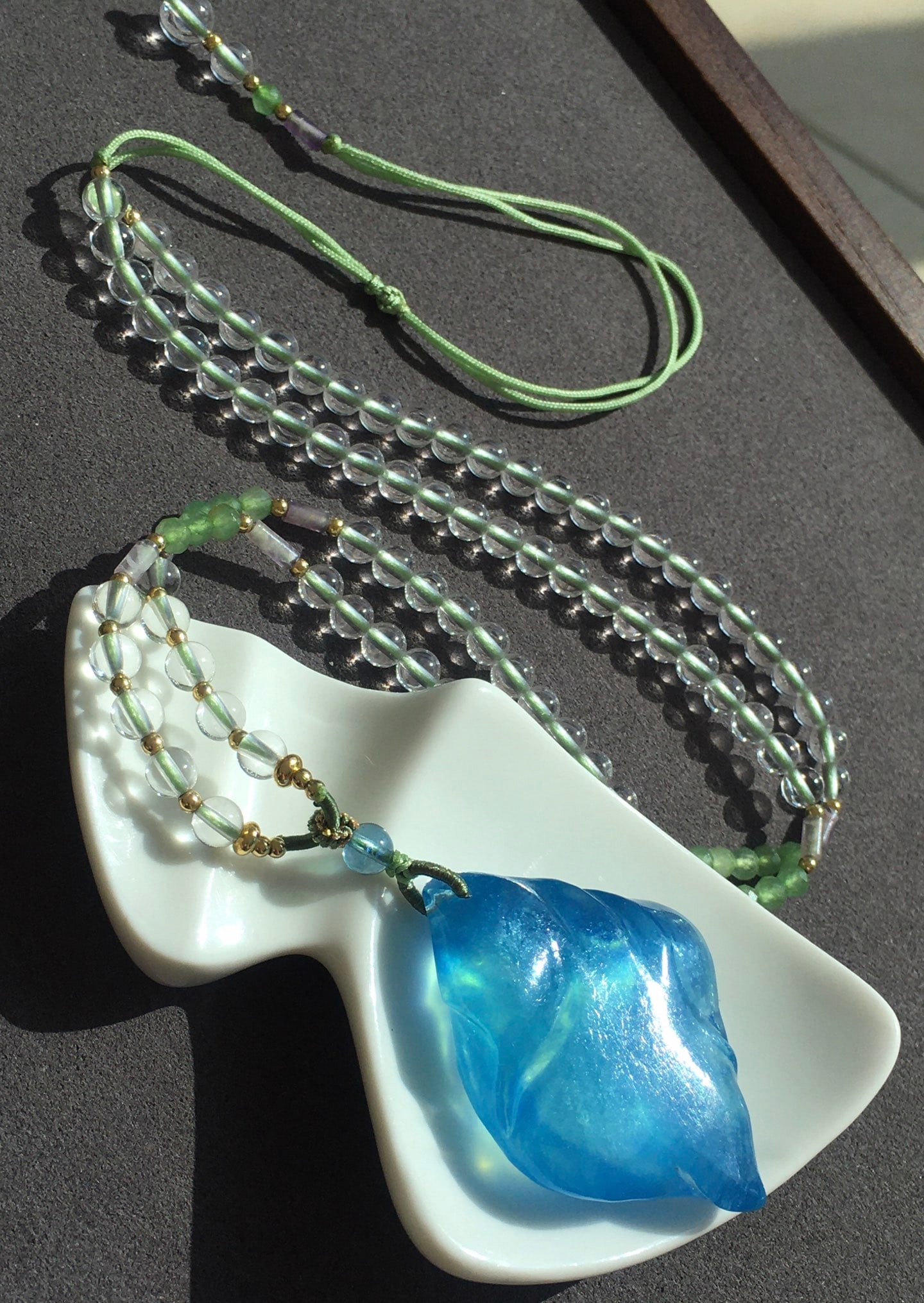 Natural aquamarine pendant: Natural aquamarine pendant, dimensions 43/33/10.5 mm, total weight 29 grams. Paired with a white crystal bead necklace; crystal is clear.