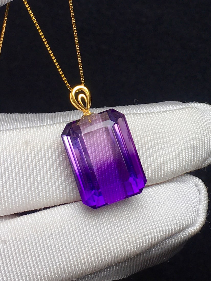 Natural Amethyst Pendant: Crystal Amulet Pendant, exquisitely set with an 18k gold clasp, featuring a natural amethyst of pure quality. Elegant and noble when worn, with a simple and fashionable design. Comes with a silver cha