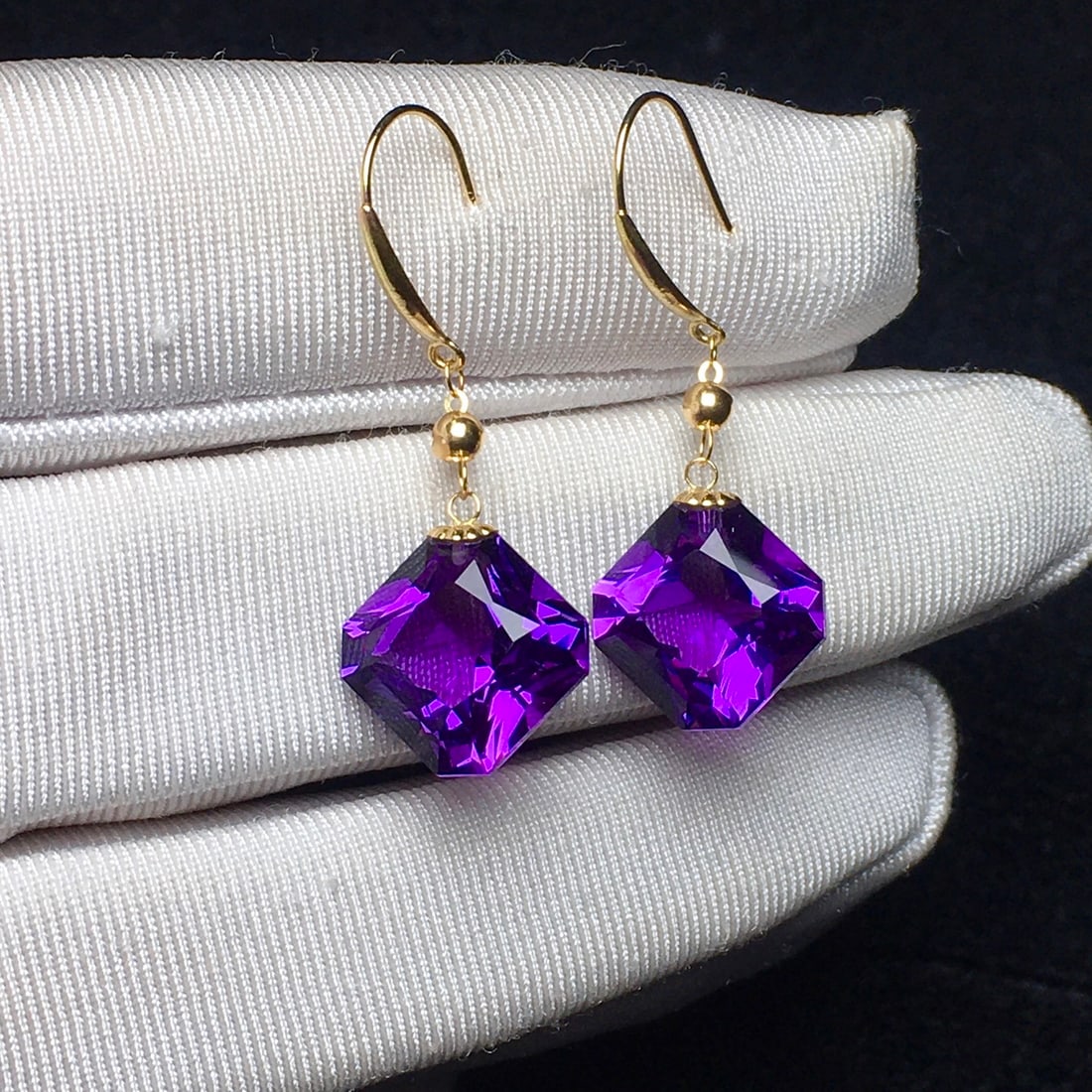 Natural amethyst earrings: Natural amethyst earrings, set in 18k gold, exquisite craftsmanship, elegant and noble to wear, finely cut, earring stone specifications: 11x11x7 mm.