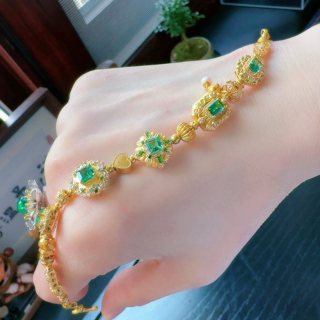 18K Gold Natural Emerald Bracelet: This bracelet attracts attention with its exquisite craftsmanship, meticulously set with 18K gold, and each emerald is flawless. The delicate texture and intricate design outline a striking silhouette