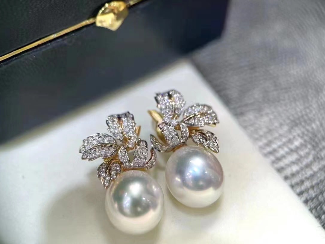 S925 Sterling Silver Natural Pearl Earrings: These earrings showcase the exquisite beauty of natural pearls, with each pearl measuring between 9mm to 10mm in diameter, displaying near-perfect roundness and minimal imperfections. The meticulously