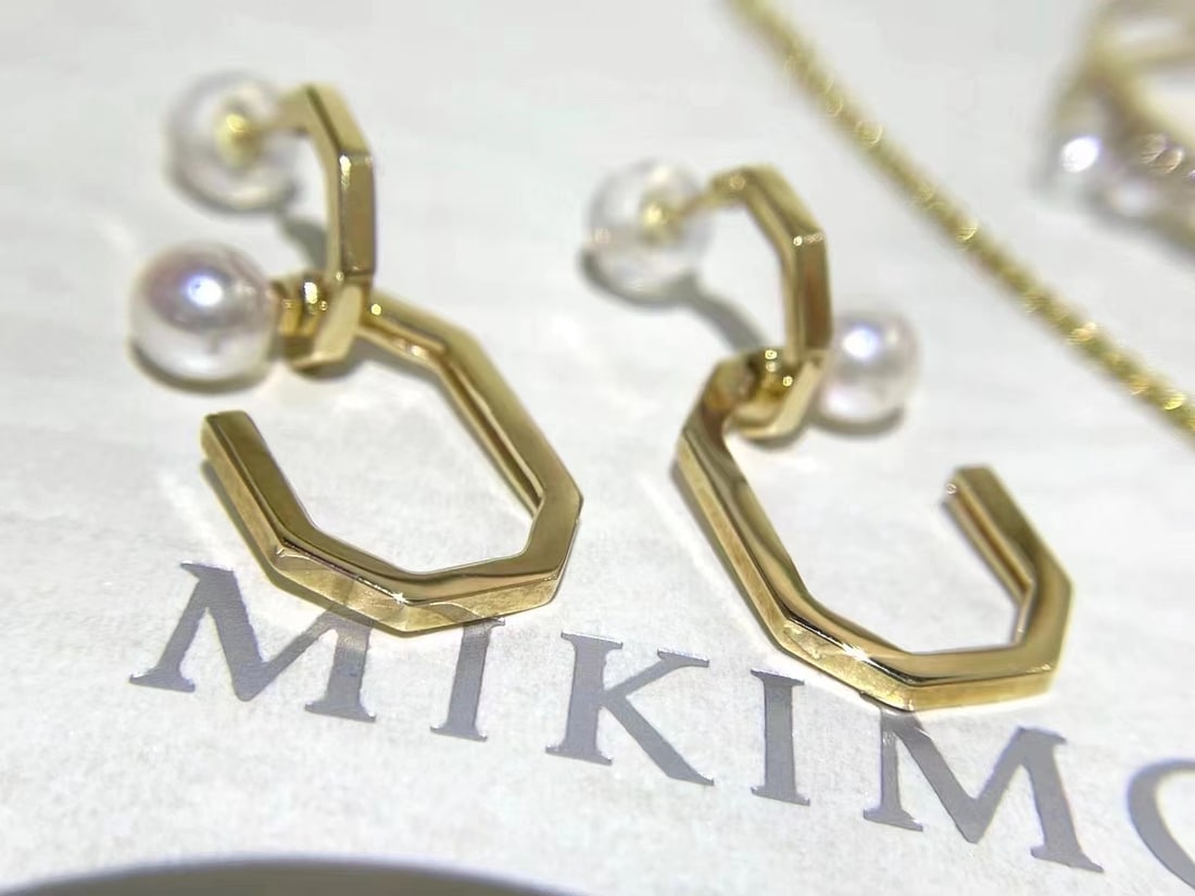 S925 pure silver pearl earrings: S925 Sterling Silver Pearl EarringsPerfectly round, high luster, pearl diameter 6-7mm