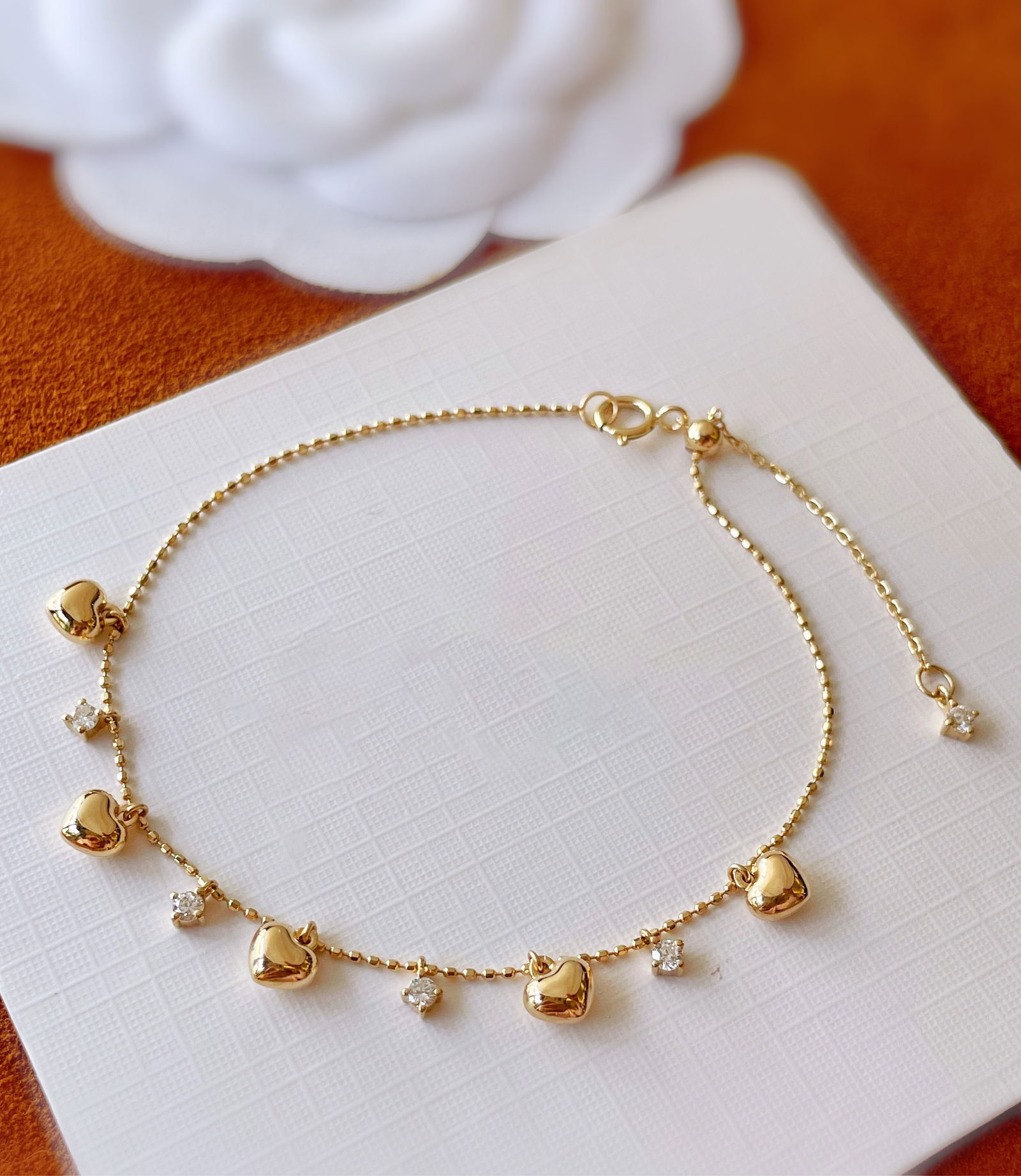 18k natural diamond heart tassel bracelet: This romantic heart tassel bracelet showcases its exquisite three-dimensional small heart tassel design, exuding classic French romantic charm. The bracelet is adorned with laboratory-grown diamonds,