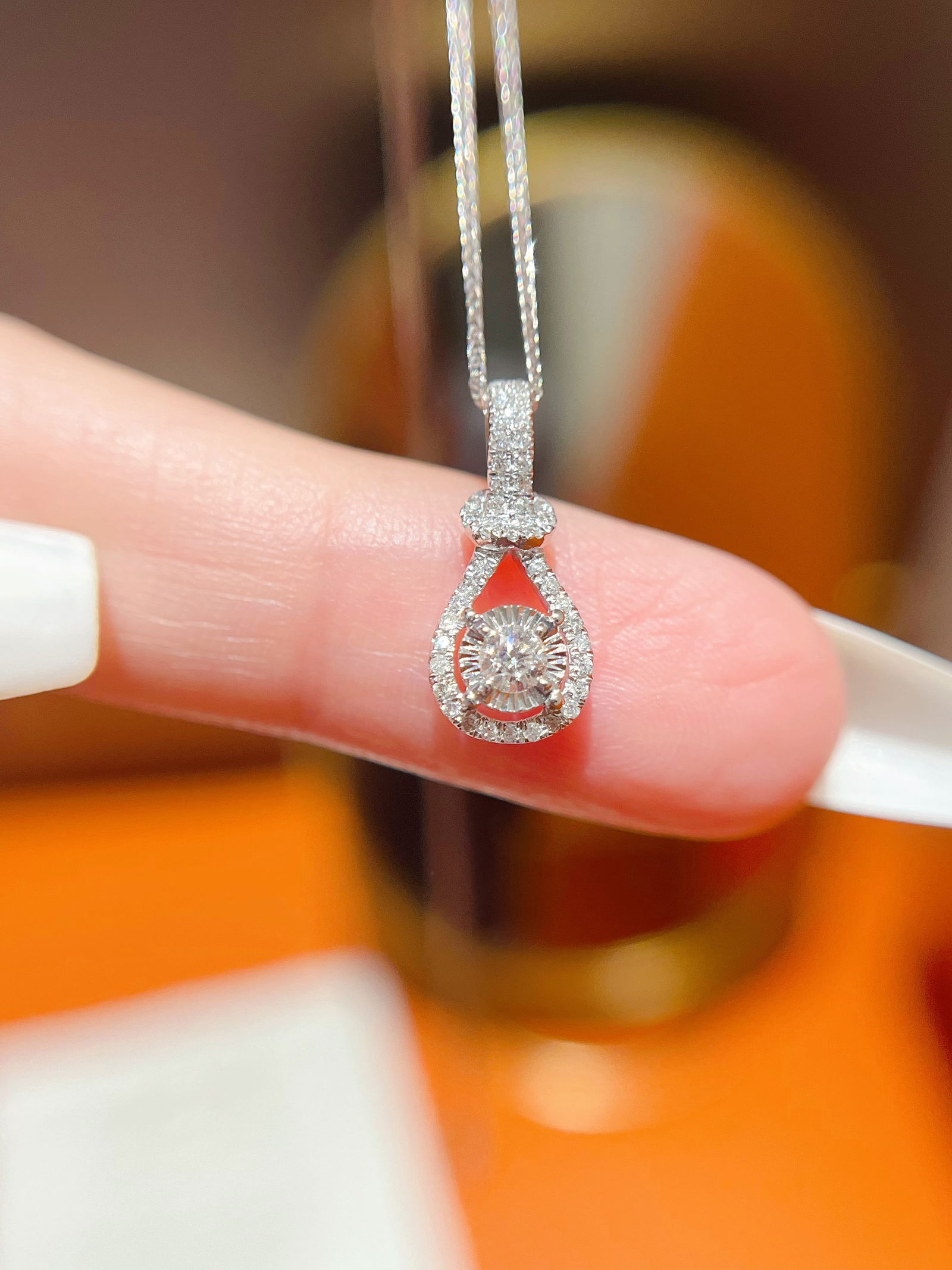 18K gold diamond pendant: This pendant is crafted from luxurious 18K gold, showcasing a dazzling diamond that captures light with every movement. The design of the pendant is both classic and modern, making it a perfect additi