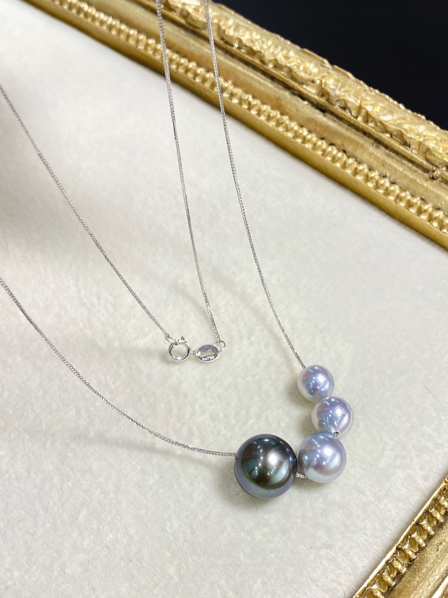 18k gold Akoya pearl necklace: 18k gold seawater pearl necklace, elegant and versatile, featuring 9-10mm Tahitian black pearls and 6-8mm freshwater pearls. The pearls are smooth, lustrous, and perfectly round.