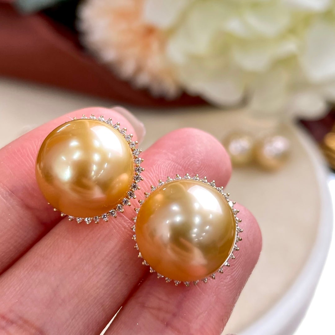 18K gold stud earrings with natural pearls: 18K gold earrings with natural pearl inlay, sunflower design, pearl approximately 9-10mm.