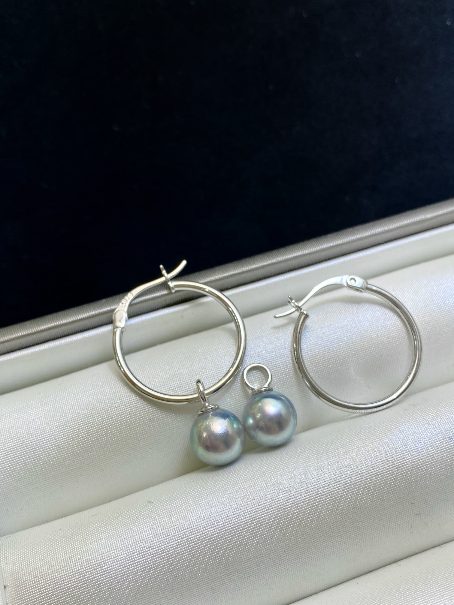 S925 pure silver natural pearl earrings: This earring showcases the eternal beauty of natural gray pearls, with a diameter of 8-9 millimeters. The pearls have a delicate luster, displaying a rich silver-blue hue that is captivating. Crafted