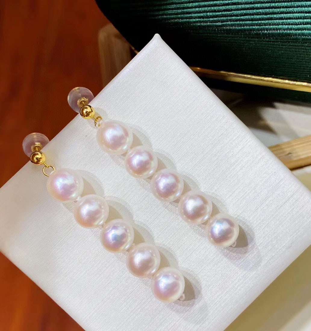 18k gold set with natural white pearl earrings: Freshwater Akoya Pearl! Natural white pearl earrings, approximately 7-6.5mm nearly round with strong luster and almost flawless, set in 18k gold.