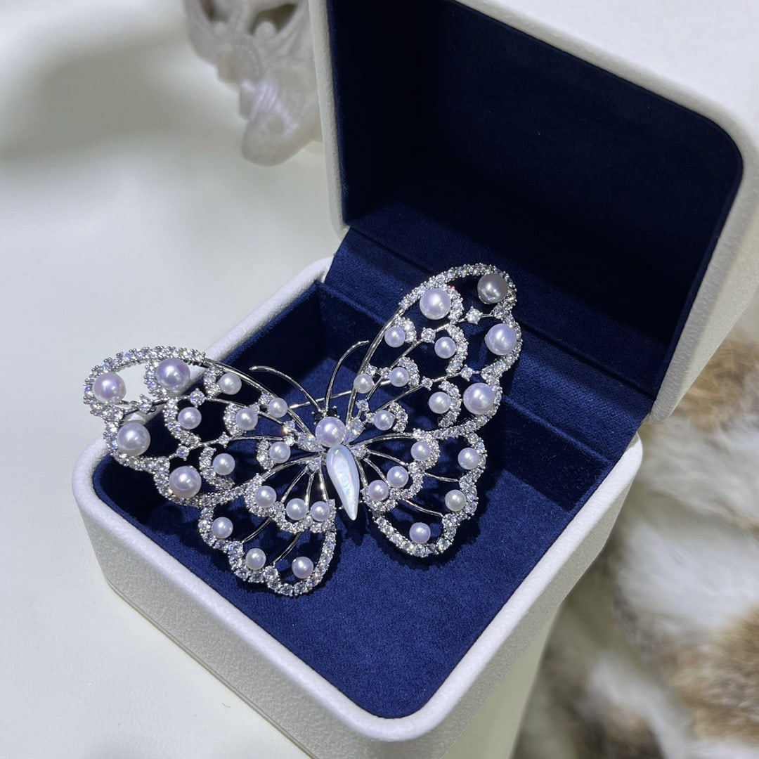 Natural freshwater pearl butterfly brooch, approximately 3-6mm in size.: Butterfly brooch, natural freshwater pearls around 3-6mm, a accessory that combines elegance and magnificence.