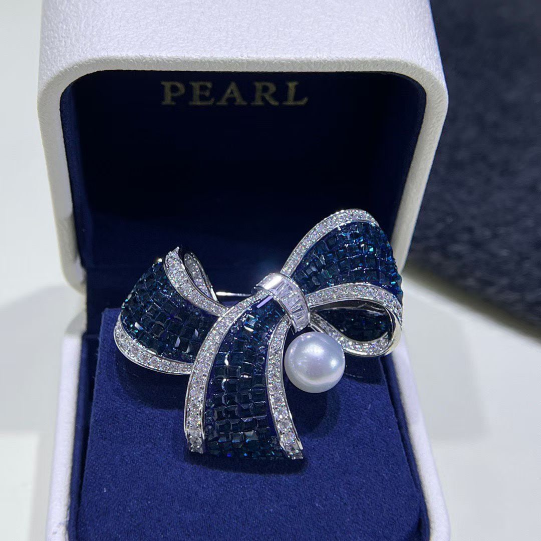 Natural large white pearl brooch, approximately 10-11mm.: Natural large white pearl brooch, approximately 10-11mm.