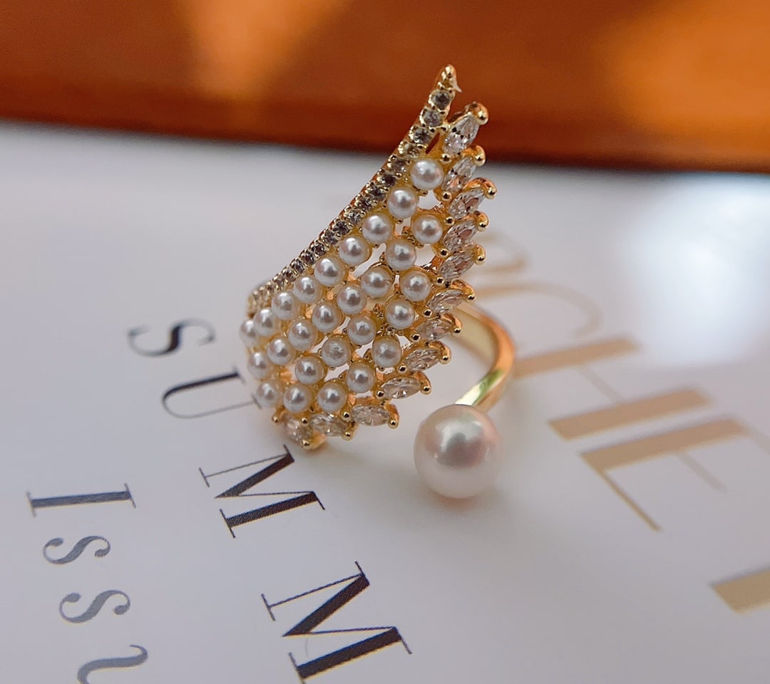 6-7mm natural pearl feather ring: This exquisite ring showcases a delicate feather design, gently cradling a lustrous 6-7mm natural freshwater pearl. Meticulously crafted, the intricate feather pattern carves out the beauty of the pea