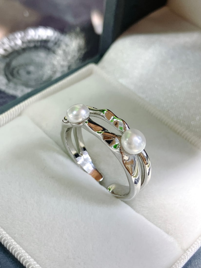 Natural pearl ring: This elegant ring showcases two exquisite natural freshwater pearls, each measuring 4-5 millimeters in diameter, emitting a soft and charming luster. The open design perfectly combines style and adapt