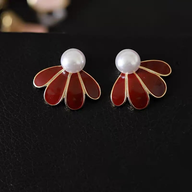 7-8mm natural freshwater pearl earrings: 7-8mm natural freshwater pearl earrings, exuding a warm luster.