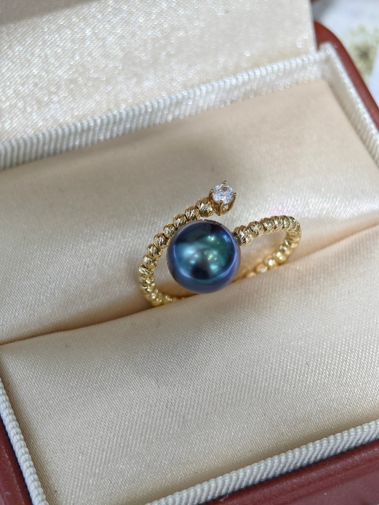 18K Gold Tahitian Natural Pearl Ring: This elegant ring features a captivating Tahitian pearl known for its deep, mysterious luster, with a diameter of 8-9 millimeters. The natural beauty of the pearl is perfectly showcased through the se